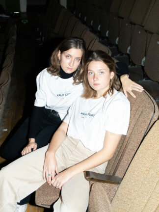 Zwei Models mit dem Weissen Access all Areas T-Shirt Sitzend