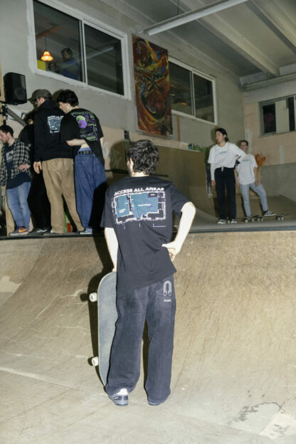 Ein Skater mit dem schwarzen Access all Areas Shirt auf einer Skaterampe